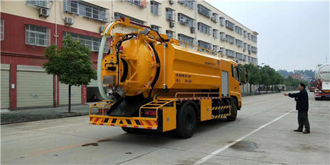 东风天锦清洗吸污车 高效管道疏通与清洗解决方案